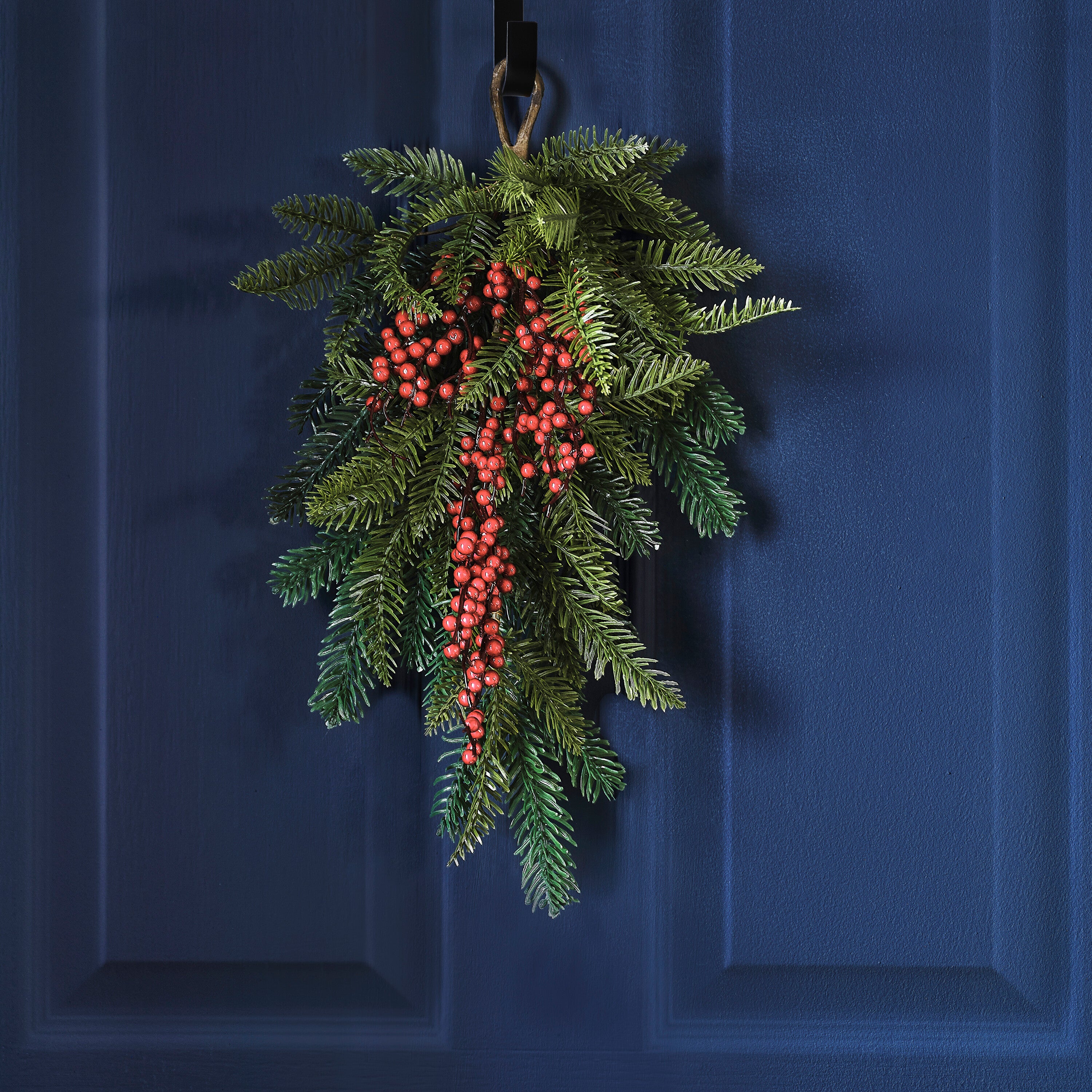 Foliage Christmas Door Swag with Berries – Ginger Ray