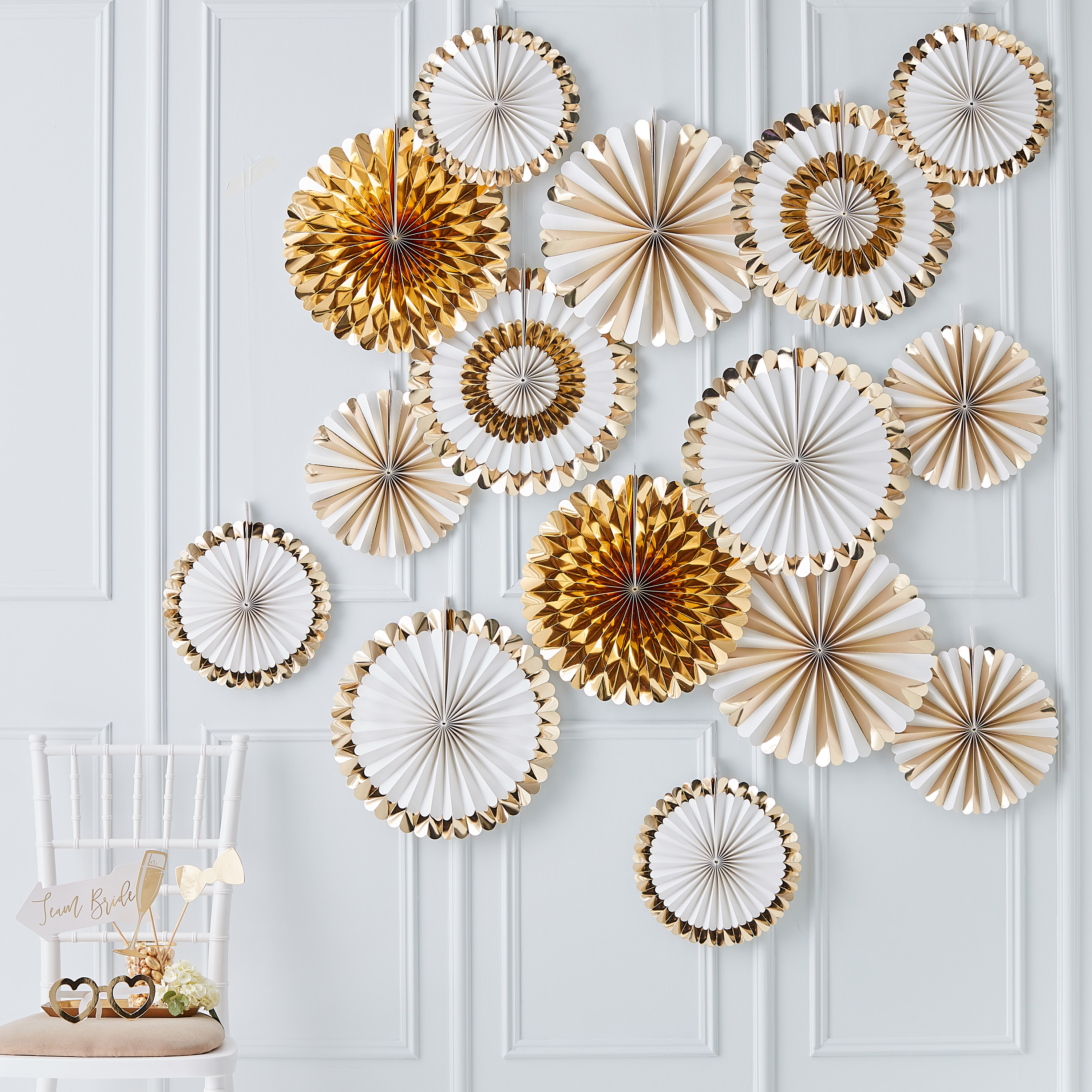 Золотой декор. Gold and White Fans. Foil Pinwheels.