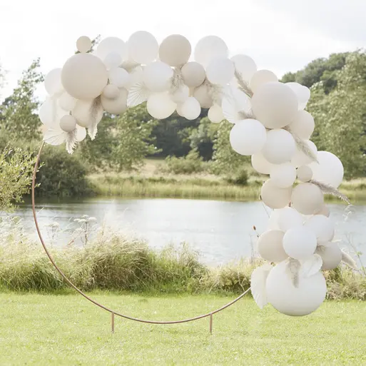 Balloon arch outlet